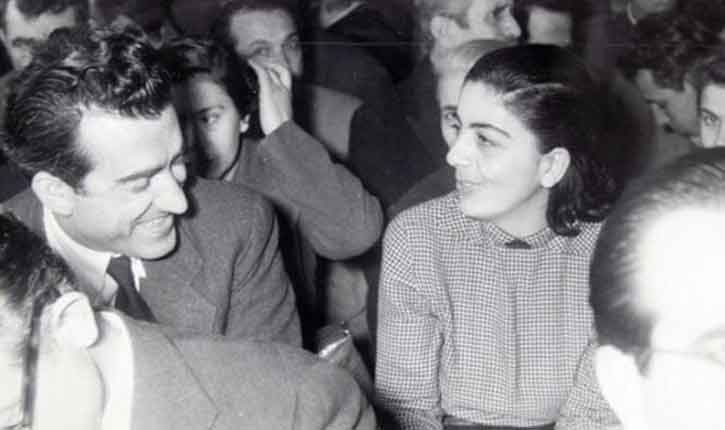 Η Μαρία Φωκά με το Νίκο Μπελογιάννη σε μια στιγμή της δίκης 