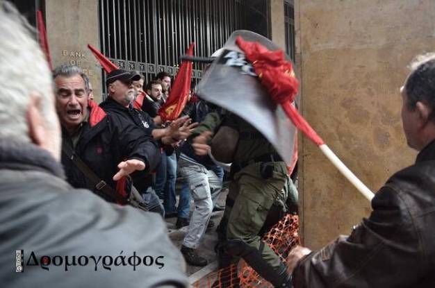  ΚΚΕ και ΑΝΤΑΡΣΥΑ καταδικάζουν την επίθεση των ΜΑΤ στα συνδικάτα