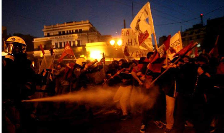 Aποκαλυπτικές  εικόνες από την βάρβαρη επίθεση των ΜΑΤ στο μπλοκ της ΑΝΤΑΡΣΥΑ