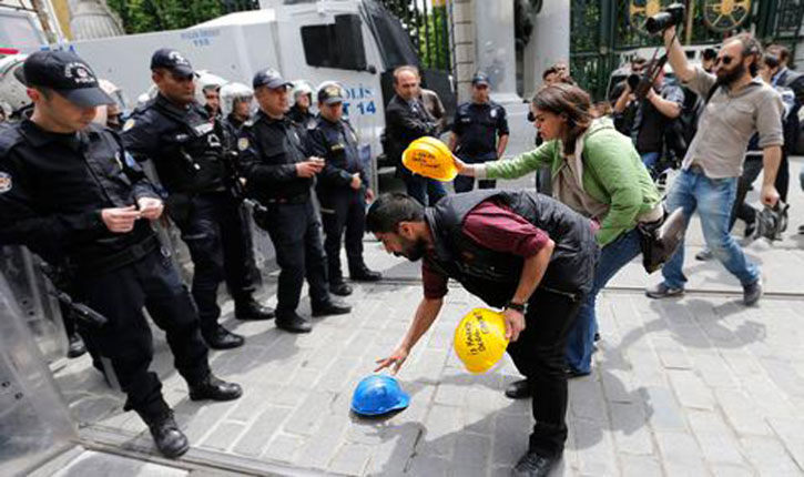 Διαδηλωτές στην Κωνσταντινούπολη αφήνουν κράνη ανθρακωρύχων μπροστά από αστυνομικούς και τα οποία γράφουν «Είναι δολοφονία, όχι ατύχημα»