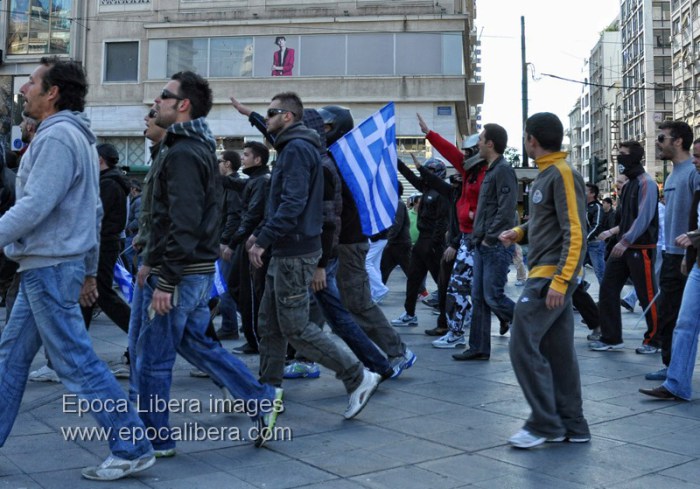 Τα τάγματα εφόδου φτάνουν στην Ομόνοια χαιρετώντας ναζιστικά.