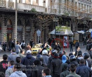 Στην Ομόνοια, καθοδηγώντας το μπλοκ της Χρυσής Αυγής με όλους τους δράστες του πογκρόμ.