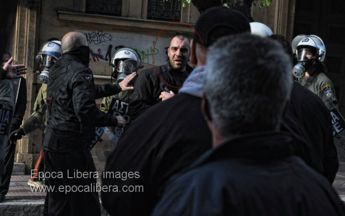 Ο Ηλιόπουλος συνομιλεί με αστυνομικούς κατά την επίθεση έξω από την Βίλα Αμαλίας.