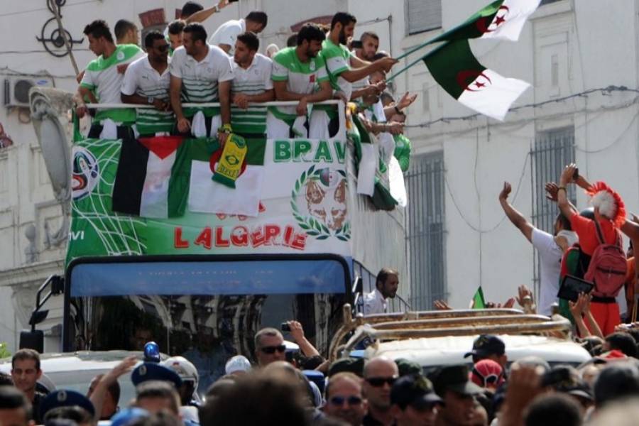 Η παλαιστινιακή σημαία δεν λείπει από την υποδοχή της εθνικής ομάδας της Αλγερίας που εντυπωσίασε στη φετινή διοργάνωση