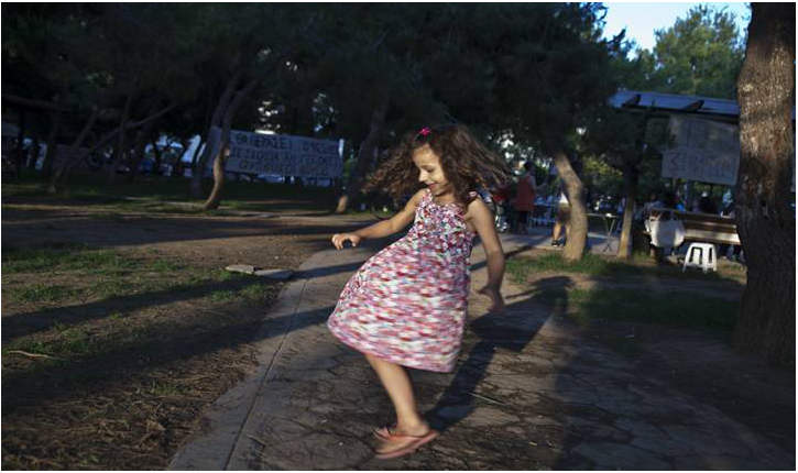 Οι Γονείς Που τα Έβαλαν με τους Χρυσαυγίτες και Κέρδισαν Πίσω τη Γειτονιά τους