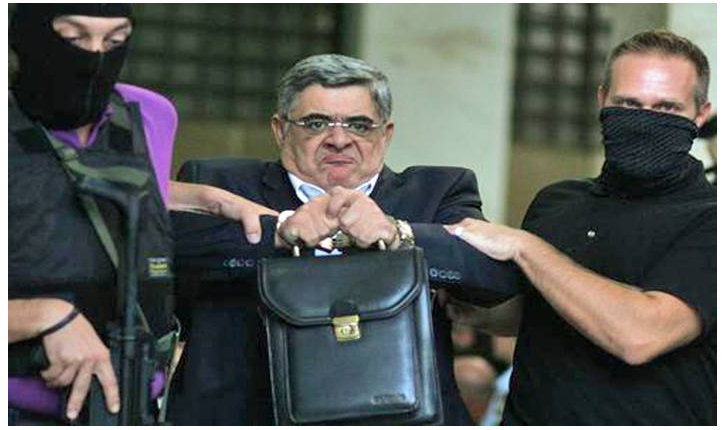  Σχεδιασμένο από τον Μιχάλη Ασλάνη, που λοιδορήθηκε και καθυβρίστηκε από τους ναζιστές, ήταν το τσαντάκι του »φύρερ» της Χρυσής Αυγής