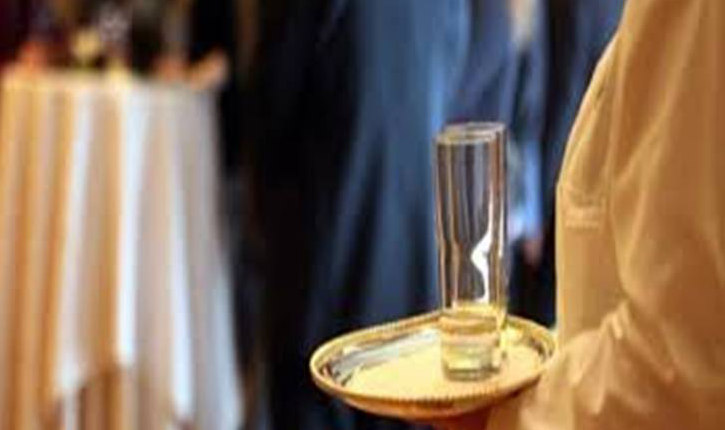 Μαύροι σερβιτόροι εν λευκή εργοδοσία