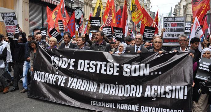 Συνεχίστηκαν και σήμερα οι διαδηλώσεις συμπαράστασης στους Κούρδους πολεμιστές. Η φωτό από Κωνσταντινούπολη: «Μην στηρίζετε το ISIS –Ανοίξτε διάδρομο ενίσχυσης για το Κομπάνι».