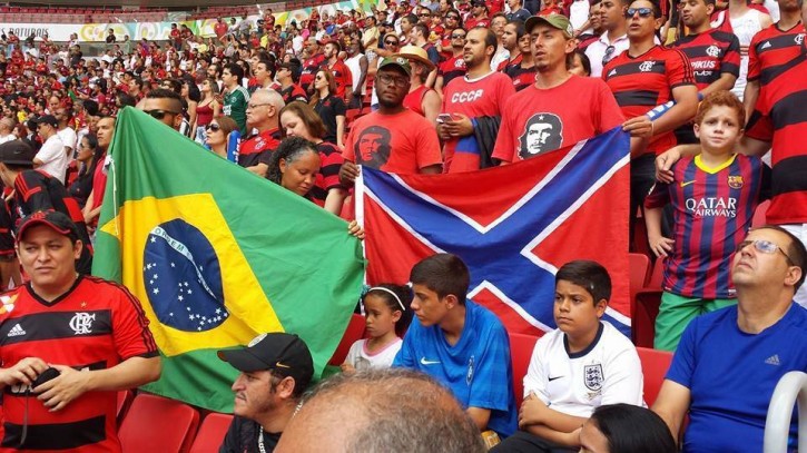   Κόκκινη Αλληλεγγύη στο Ντονμπάς μέχρι και στη Βραζιλία, κατά τη διάρκεια του φιλικού αγώνα της τοπικής Φλαμένγκο με την Σαχτάρ Ντονιέτσκ 